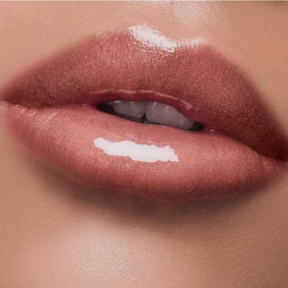 Estée Lauder Pure Color Envy
Kissable Lip Shine in Flash Fire - Picture 2 of 7